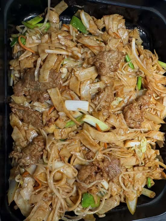 51. Beef with Soya Sauce Rice Noodle 干炒牛河